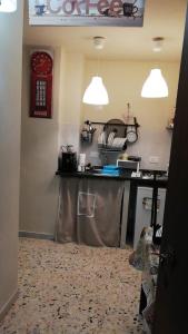 een keuken met een tafel en een aanrecht bij Il centro di Napoli in Napels
