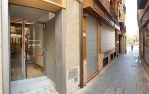 une rue vide devant un magasin dans l'établissement Barrio Rey, à Tolède