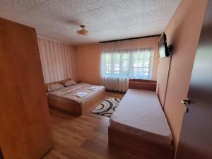 Kleines Zimmer mit einem Bett und einem Fenster in der Unterkunft Casa Bașu in Băile Herculane