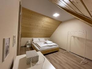 ein Schlafzimmer mit einem Bett und einer Holzdecke in der Unterkunft Dwie Lipy Domy Wakacyjne in Złatna