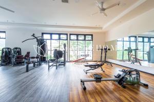un gimnasio con cintas de correr y bicicletas estáticas en una habitación en Geo38 Premier Suites Genting Highlands, en Genting Highlands