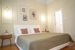 Postel nebo postele na pokoji v ubytování The H Experience Boutique Apartments Athens - free parking and fiber internet