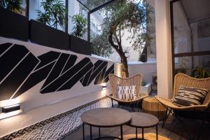 taras z dwoma krzesłami i stołem w obiekcie The H Experience Boutique Apartments Athens - free parking and fiber internet w Atenach