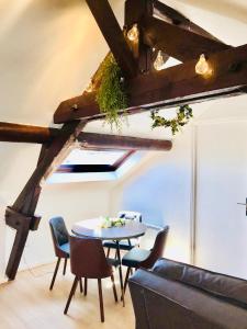 エペルネーにあるAU PETIT BONHEURのテーブルと椅子のあるダイニングルーム