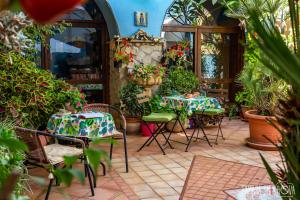 シャッカにあるLa Finestra sul Cortile B&Bのパティオ(テーブル、椅子、鉢植えの植物付)
