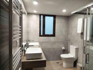 A bathroom at Ammoudara Bay Villa