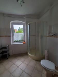 Ferienwohnung am Rosengarten tesisinde bir banyo