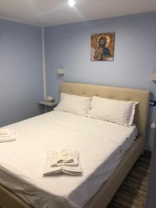 łóżko z dwoma ręcznikami na górze w obiekcie B&B Pirro Malena w mieście Casa Toscano