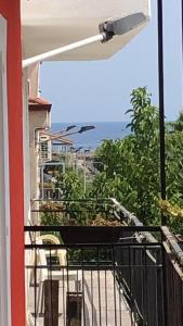 uma varanda aberta com vista para a cidade em B&B Pirro Malena em Casa Toscano