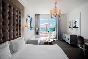 Cape Town的住宿－The Marly Boutique Hotel，酒店客房设有一张床,享有海景。