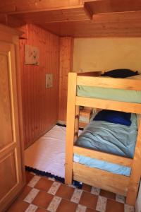 Cette petite chambre comprend 2 lits superposés. dans l'établissement LACHAT appartement en chalet typique, au Grand-Bornand