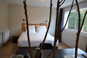 Postel nebo postele na pokoji v ubytování Logis Auberge de Pont Calleck