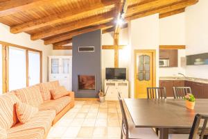 a living room with a couch and a table at Casa rural Gibelea txiki in Viscarret-Guerendiáin