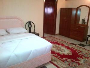 Una cama o camas en una habitación de Nairobi Glory Palace Hotel Ltd