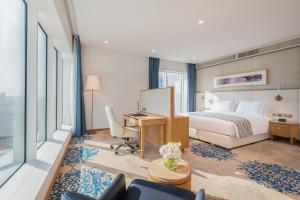 多哈Jouri a Murwab hotel Doha的配有床和书桌的酒店房间
