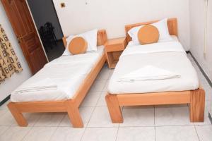 Una cama o camas en una habitación de Nairobi Glory Palace Hotel Ltd