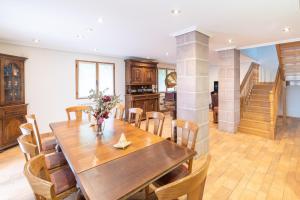 a dining room with a wooden table and chairs at Casa rural Gibelea in Viscarret-Guerendiáin