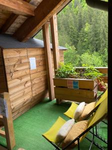 a screened in porch with a table and chairs on a deck at Apt Mystère, Résidence Bel Air in Montriond