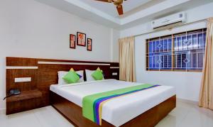 Treebo Primeland Suites客房内的一张或多张床位