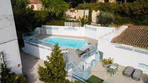 uma vista superior de uma piscina numa casa em La Ciotat Le Saint Estève em La Ciotat