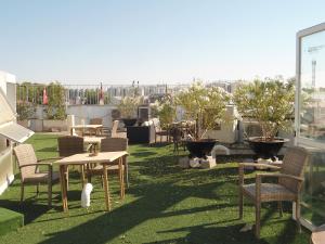 un patio con mesas y sillas en la azotea en Hotel Venta El Molino en Alcazar de San Juan