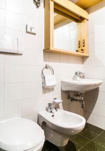 A bathroom at Apartments Lores