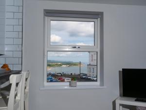 okno w pokoju z widokiem na port w obiekcie Sea View House w Scarborough