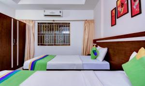 Treebo Primeland Suites客房内的一张或多张床位