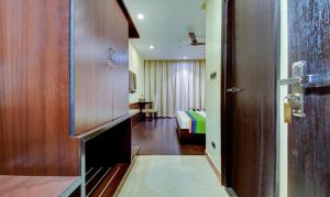Treebo Primeland Suites客房内的一张或多张床位