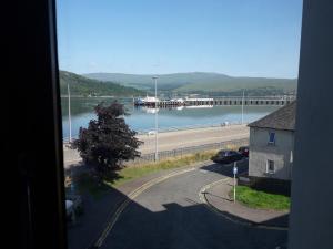 Blick aus einem Fenster auf einen Fluss und eine Brücke in der Unterkunft Ossians in Fort William