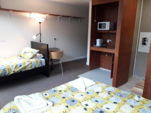 ein Hotelzimmer mit Bett und Schreibtisch in der Unterkunft Ossians in Fort William