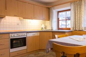 cocina con mesa, mesa y sillas en Ferienwohnung Brunnerlehen, en Berchtesgaden