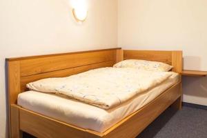 Bett in einem Zimmer mit Holzrahmen in der Unterkunft Ferienwohnung Brunnerlehen in Berchtesgaden