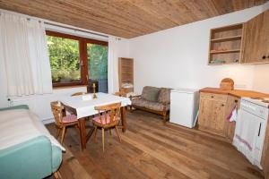 eine Küche und ein Wohnzimmer mit einem Tisch und Stühlen in der Unterkunft Haus Kogler in Inzersdorf im Kremstal