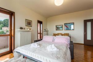 A bed or beds in a room at Attico Panoramico
