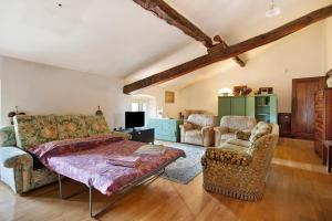 uma sala de estar com um sofá e uma cadeira em Villa Giani em Annone di Brianza