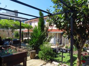 un jardín con un tablero de ajedrez en el patio en Ruby Charm Houses 2 AL, en Oporto