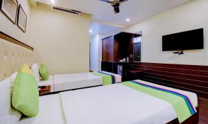 Treebo Primeland Suites客房内的一张或多张床位