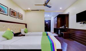 Treebo Primeland Suites客房内的一张或多张床位