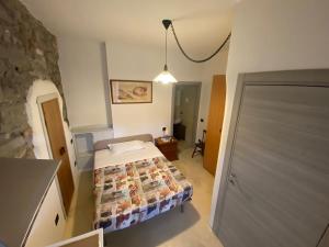 1 dormitorio con 1 cama en una habitación con puerta en Macloud pub B&B, en Sarnico