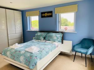 Cheerful 2-bed townhouse in Wakefield with parking