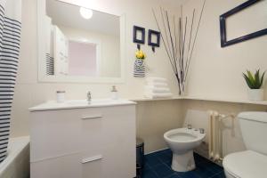 een witte badkamer met een toilet en een wastafel bij INFANTAS in Granada