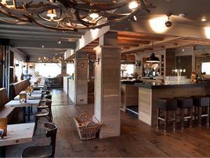 Ο χώρος του lounge ή του μπαρ στο Hotel & Restaurant Meneer Van Eijck