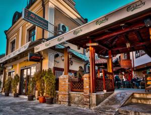 a restaurant on a street in front of a building at DOWNTOWN ROOMS in Niš