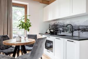 Kuchyňa alebo kuchynka v ubytovaní Willa MAJA Relax pod Giewontem APARTZAKOP