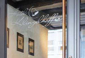 un cartel en la ventana de una tienda en Hotel Klingelhöffer, en Alsfeld