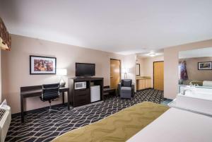 TV a/nebo společenská místnost v ubytování Quality Inn Jacksonville near Little Rock Air Force Base
