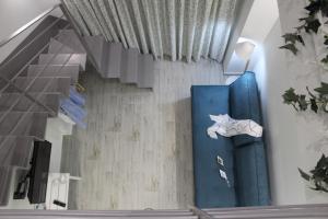 um quarto com uma escada e uma mala azul no chão em Anastasia Mare Luxury em Stavros