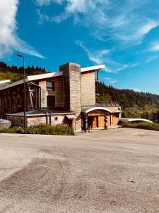 een gebouw aan de kant van een weg bij Les Balcons De Recoin - Chamrousse in Chamrousse