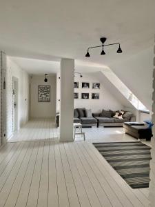 un salon avec un canapé et une table dans l'établissement Spokój mi daj, à Sorkwity